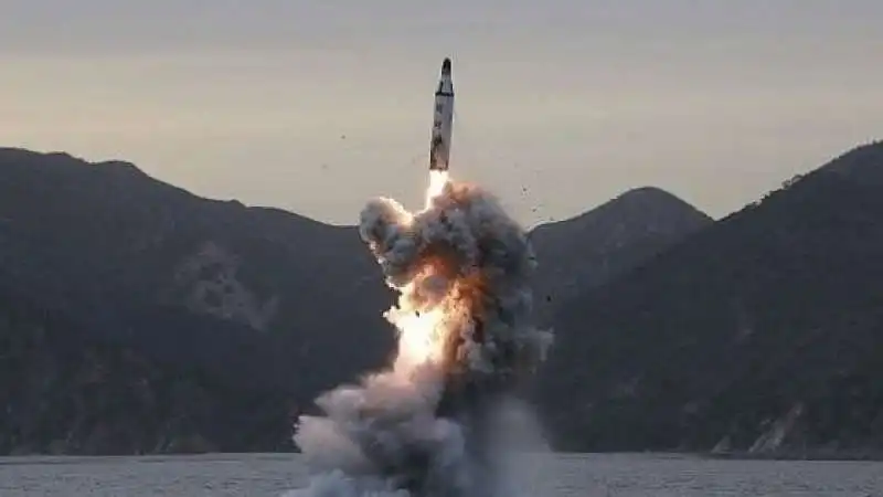 COREA DEL NORD MISSILE