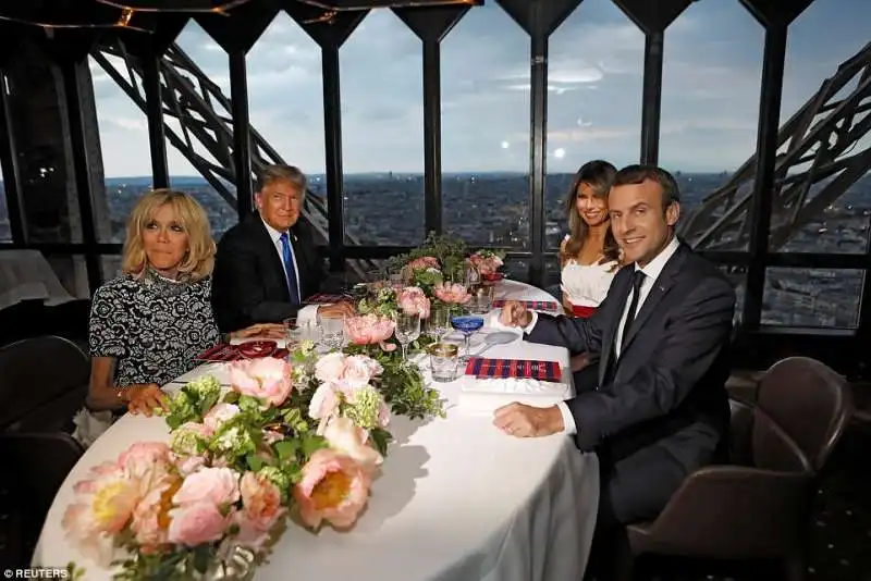 donald e melania trump cenano sulla torre eiffel con brigitte ed emmanuel macron