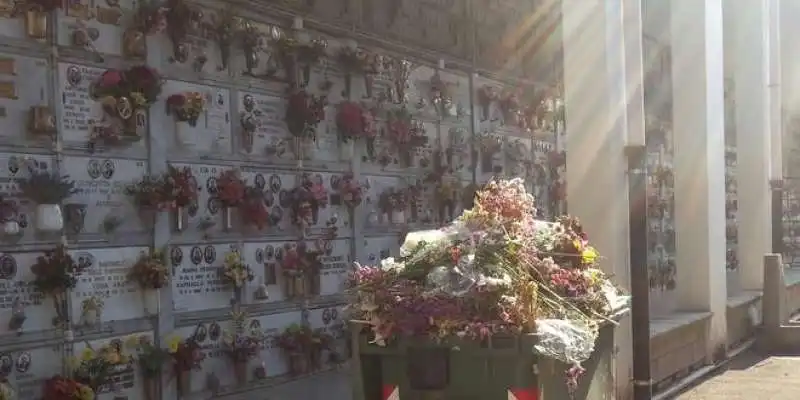 FIORI MARCI NEI CIMITERI