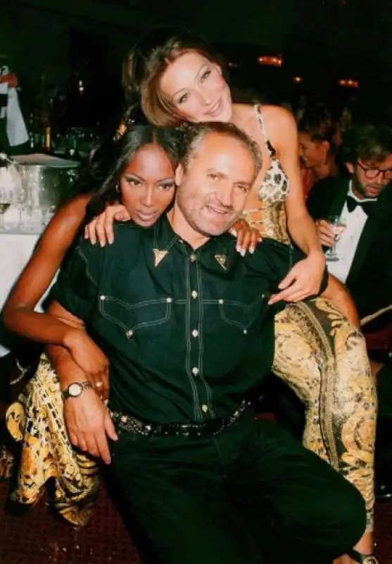 GIANNI VERSACE CON NAOMI CAMPBELL E CARLA BRUNI