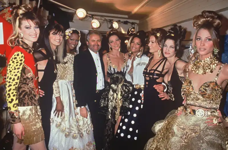 GIANNI VERSACE CON SHALOM HARLOW - LINDA EVANGELISTA - NAOMI CAMPBELL - CARLA BRUNI 