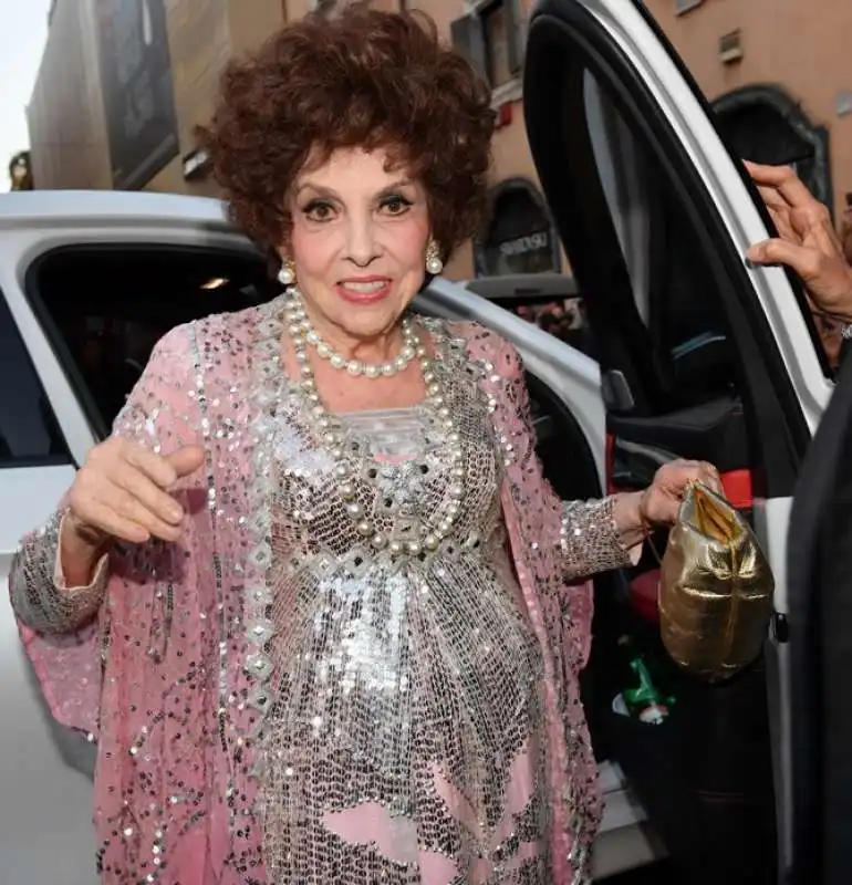 gina lollobrigida arriva in via condotti (4)