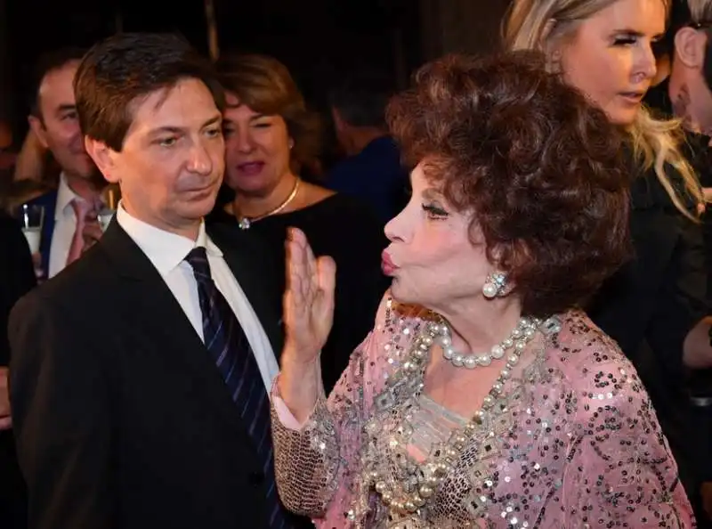 gina lollobrigida saluta i suoi ammiratori (1)