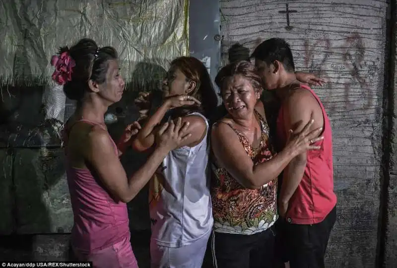 i cari piangono le vittime a manila