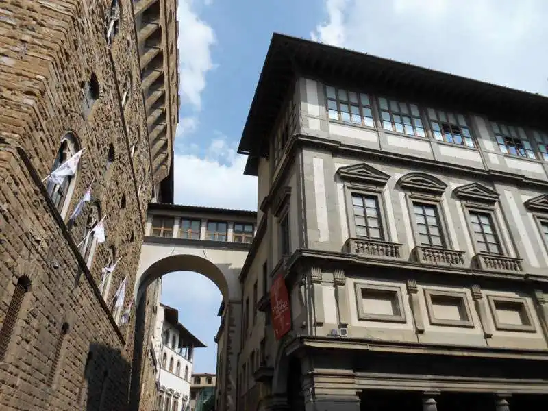 IL PASSAGGIO TRA PALAZZO VECCHIO E GLI UFFIZI 