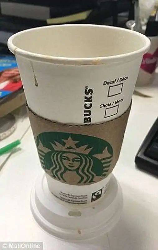 il tappo di starbucks va alla base