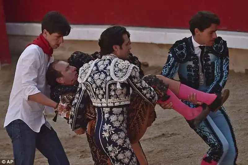 il torero viene soccorso in arena