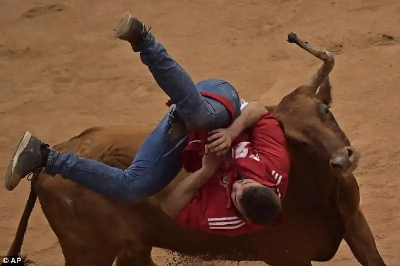 il toro infilza per le vie di pamplona