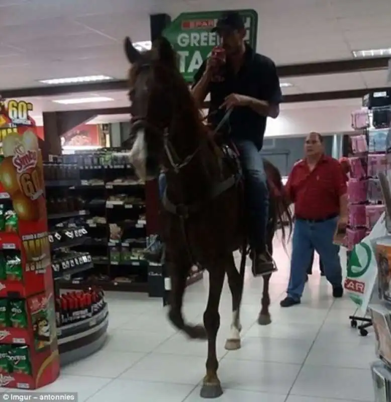 in cavallo al supermercato