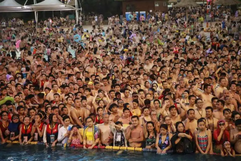 in piscina a wuhan copia