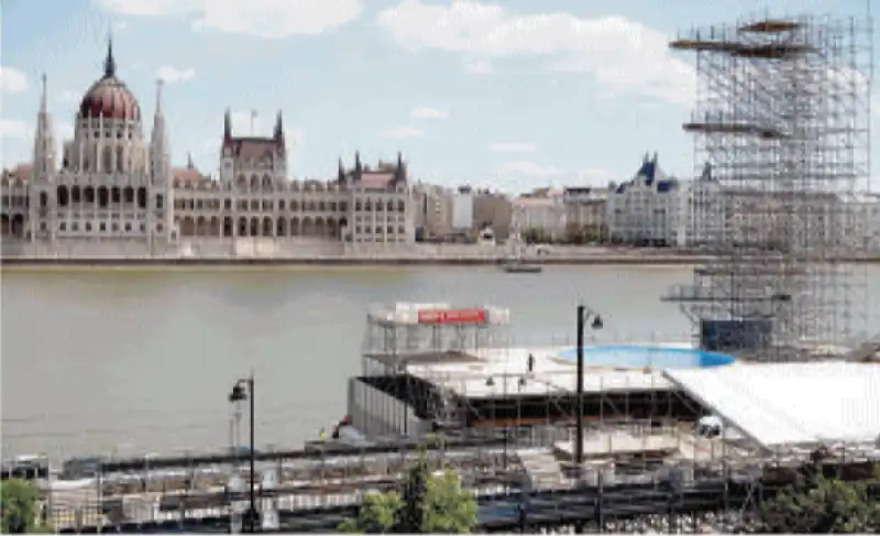 LA PISCINA SUL DANUBIO PER I CLIFF DIVERS