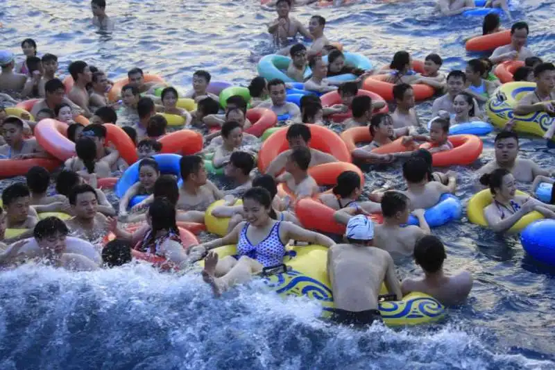 le piscine cinesi invase per il caldo