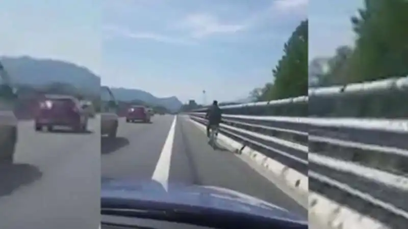 MIGRANTE BICI AUTOSTRADA