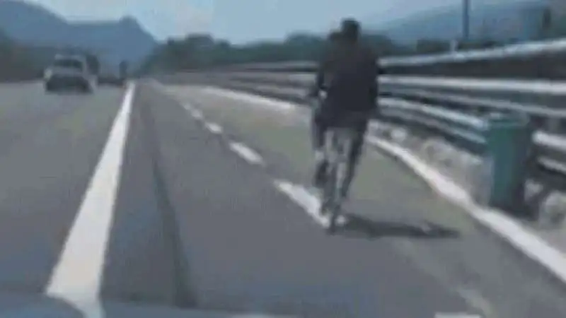 MIGRANTE BICI AUTOSTRADA