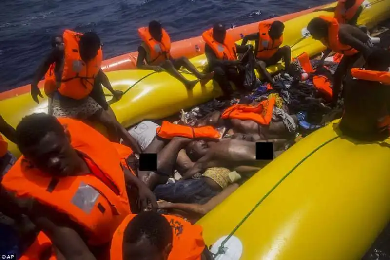 migranti morti su un gommone vicino alle coste libiche  11