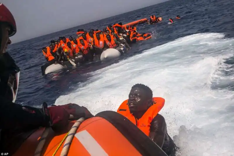 migranti morti su un gommone vicino alle coste libiche  4