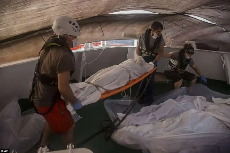 migranti morti su un gommone vicino alle coste libiche  8