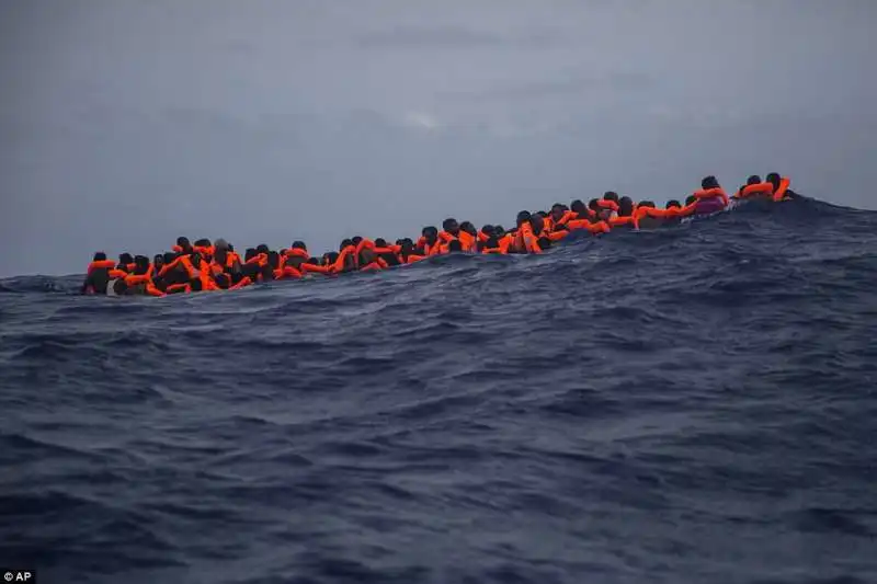 migranti morti su un gommone vicino alle coste libiche  9