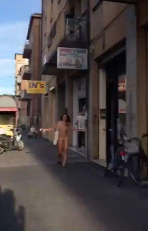 ragazza nuda per le strade di bologna  3