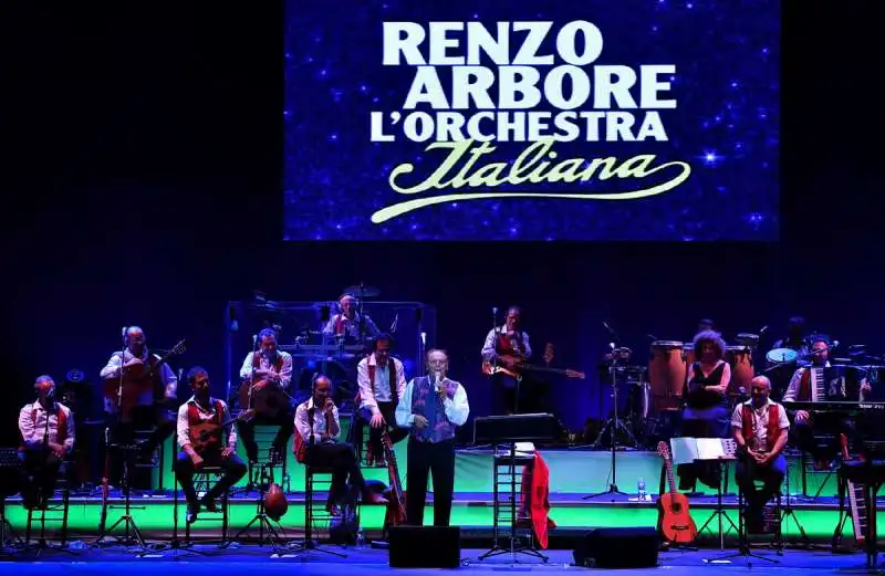 renzo arbore e l orchestra italiana in concerto al parco della musica (10)