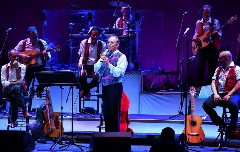 renzo arbore e l orchestra italiana in concerto al parco della musica (7)