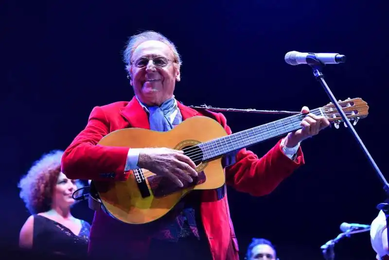 renzo arbore in concerto con l orchestra italiana (5)