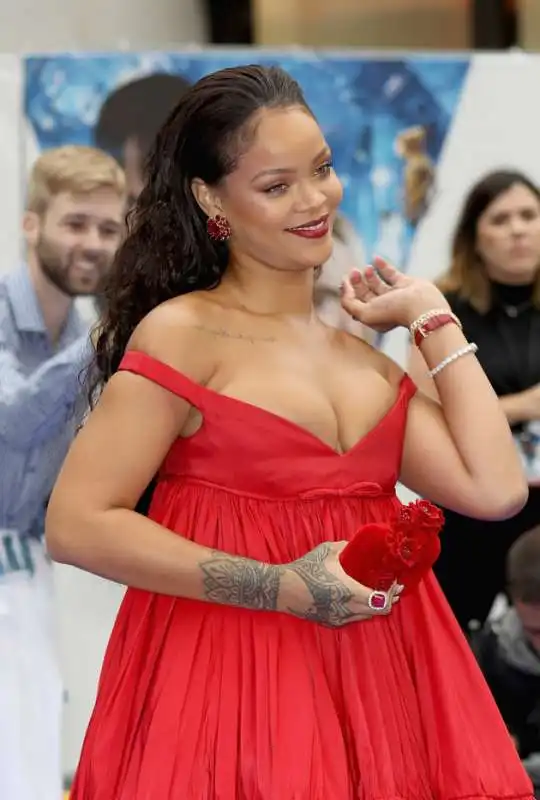 rihanna sul red carpet a londra 3