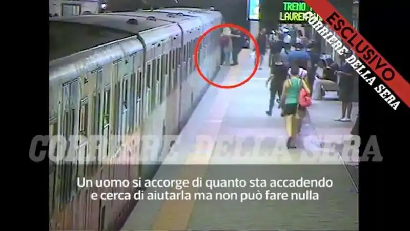 ROMA - DONNA TRASCINATA DALLA METROPOLITANA