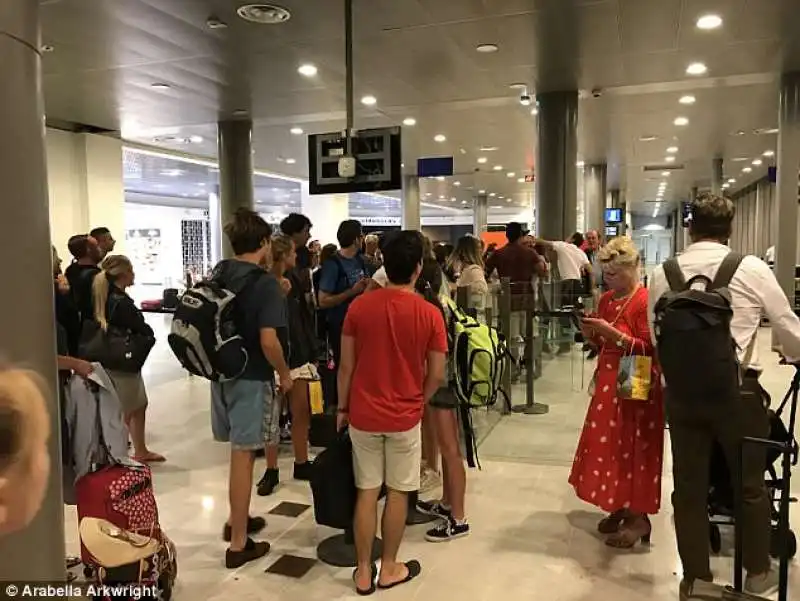 scazzottata all aeroporto di nizza  1