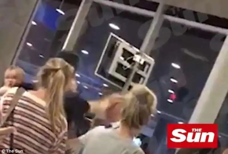 scazzottata all aeroporto di nizza  3