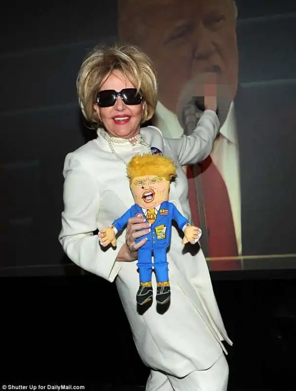 sosia di hillary con pupazzo di trump