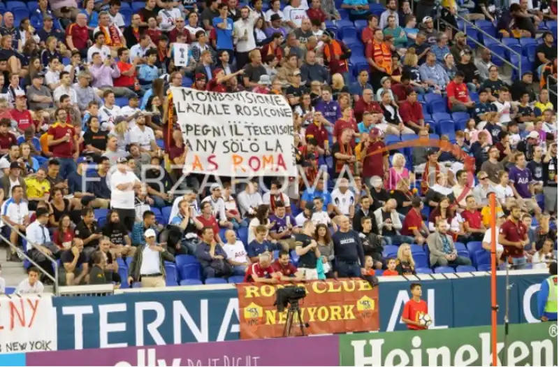 STRISCIONE TIFOSI ROMA A NEW YORK