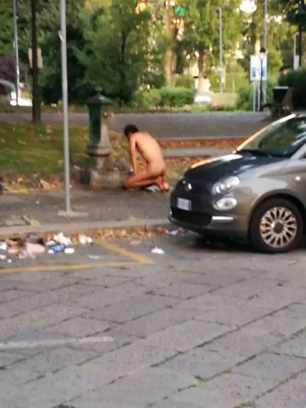 UOMO NUDO A PIAZZA DELLA REPUBBLICA A MILANO 