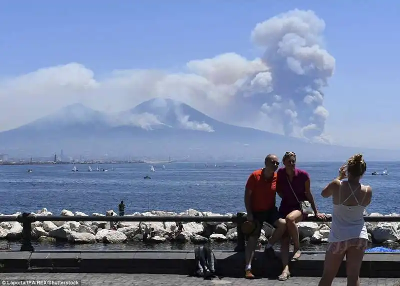 vesuvio avvolto dal fumo