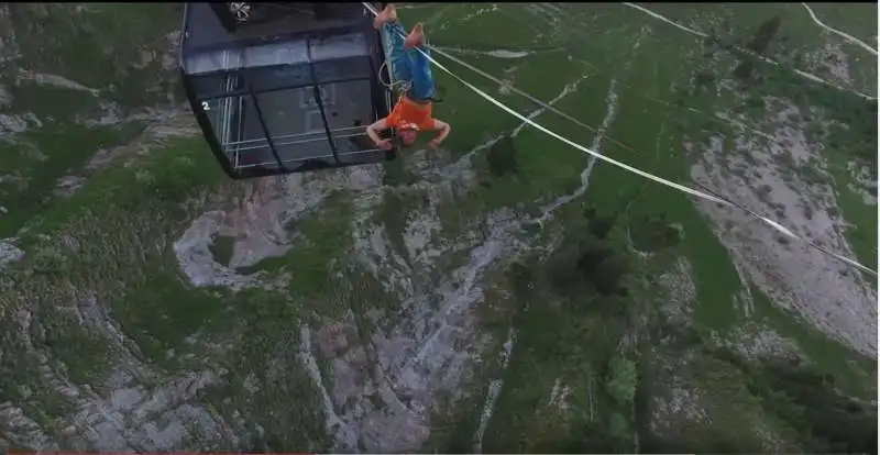 volery a testa in giu sul monte svizzero