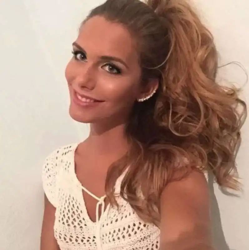 angela ponce 3