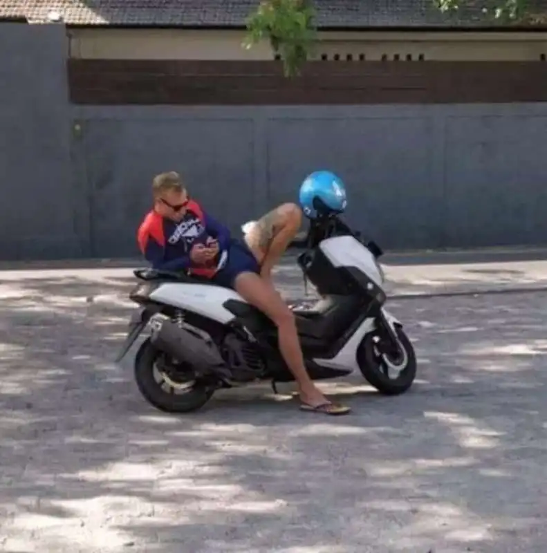 c e solo un uomo su questa moto