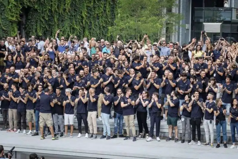 coda per l'apertura dell'apple store di milano 10