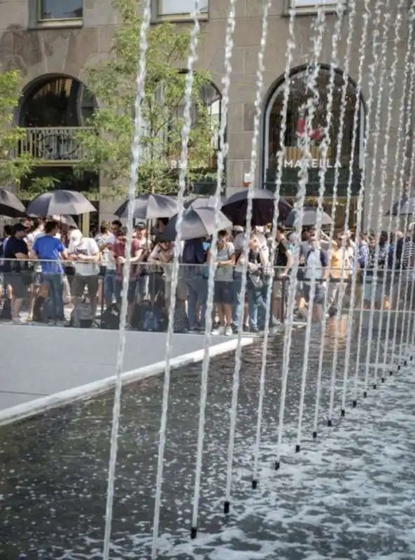 coda per l'apertura dell'apple store di milano 11