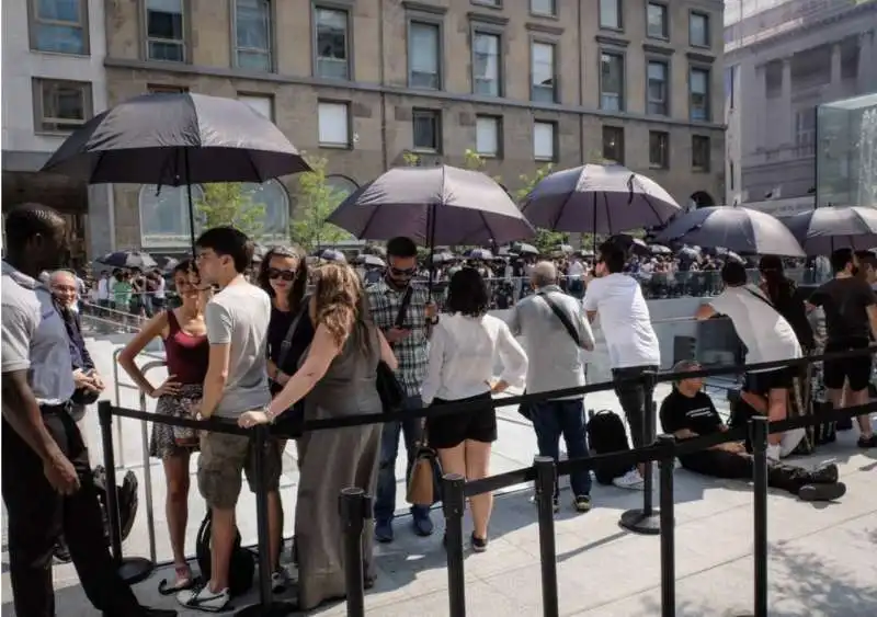 coda per l'apertura dell'apple store di milano 13