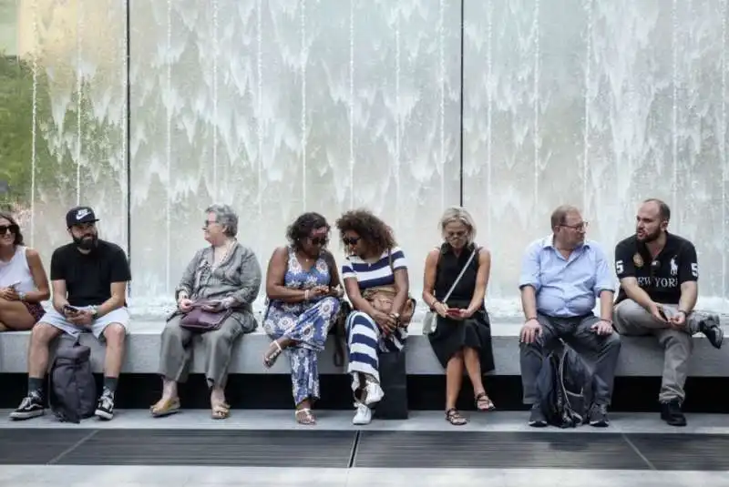 coda per l'apertura dell'apple store di milano 14