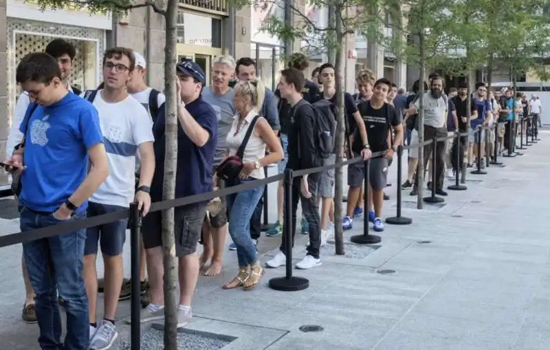 coda per l'apertura dell'apple store di milano 16