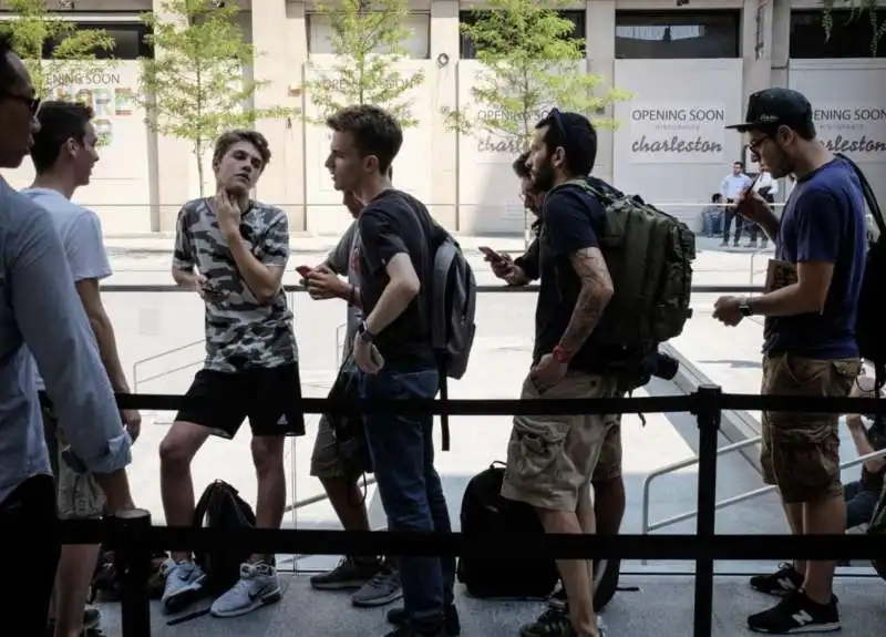 coda per l'apertura dell'apple store di milano 18