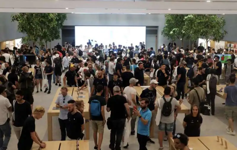 coda per l'apertura dell'apple store di milano 20