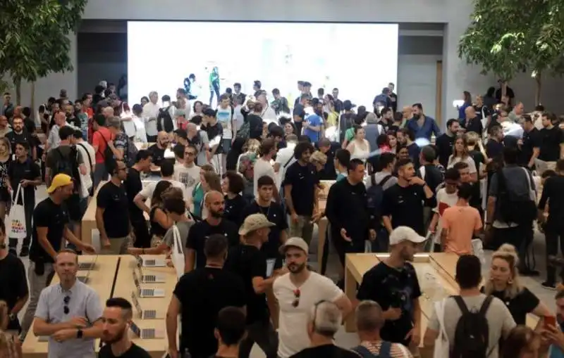 coda per l'apertura dell'apple store di milano 22