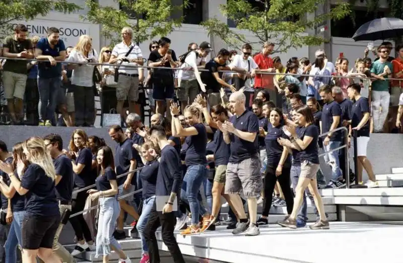 coda per l'apertura dell'apple store di milano 5