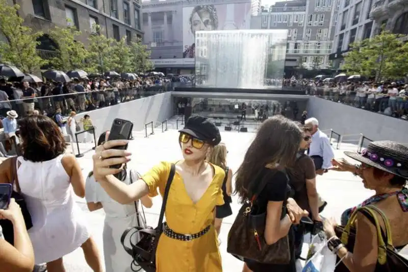 coda per l'apertura dell'apple store di milano 6