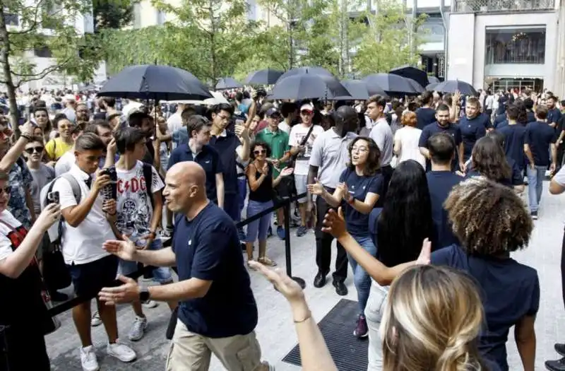 coda per l'apertura dell'apple store di milano 7