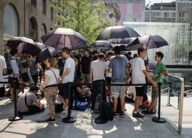 coda per l'apertura dell'apple store di milano 9