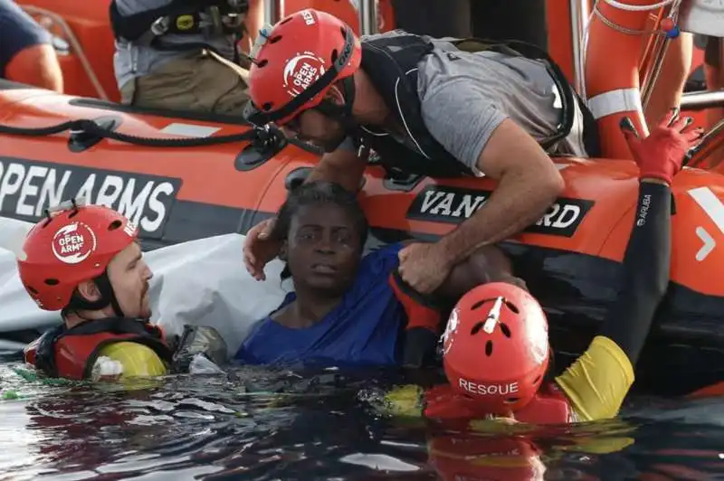 corpi migranti in mare libia 1